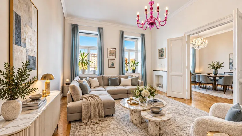 Helles Wohnzimmer mit großem Ecksofa, eleganten Marmortischen und einem auffälligen pinken Kronleuchter.