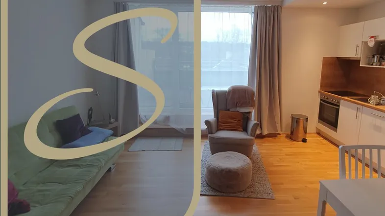 Heller Wohnbereich mit offener Küche und Essplatz, ausgestattet mit Holzfußboden und großen Fenstern.