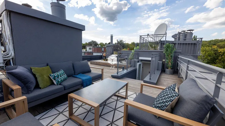 Geräumige Dachterrasse mit bequemen Loungemöbeln und weitem Blick über die Umgebung.