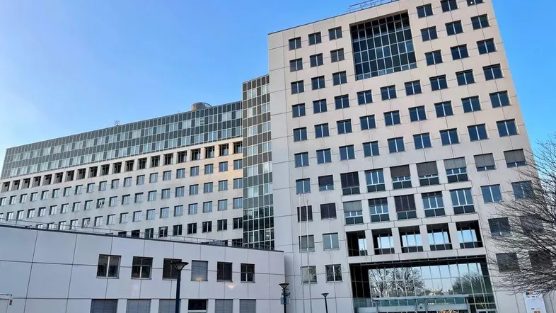 Modernes Bürogebäude mit vielen Fenstern und klarem Himmel. Die Architektur ist schlicht und funktional.