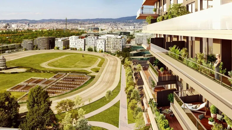 Panoramablick auf ein modernes Wohngebäude mit Balkonen, das eine Rennbahn und die Stadt im Hintergrund überblickt.