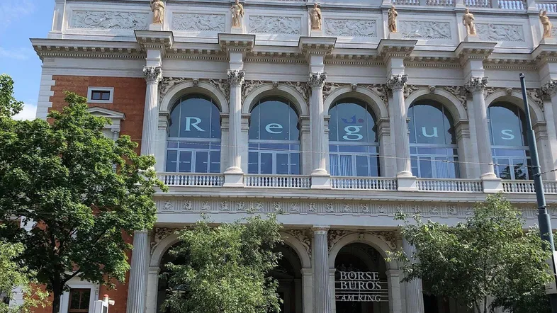 Prächtiges historisches Gebäude mit klassischer Architektur und großen Bogenfenstern, das Büroräume beherbergt.