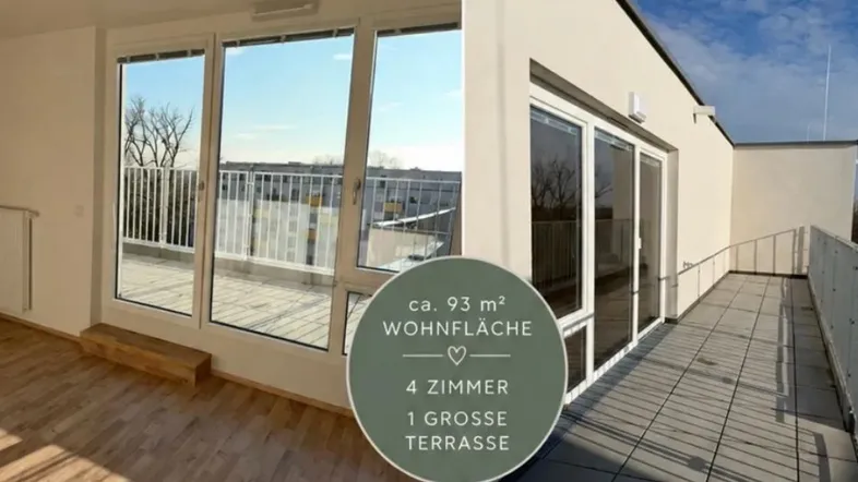 Große Dachterrasse mit hellem Zugang vom Innenbereich und weitem Blick über die Umgebung.