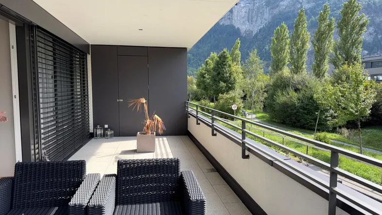 Großer Balkon mit Sitzgelegenheiten und beeindruckendem Bergblick.