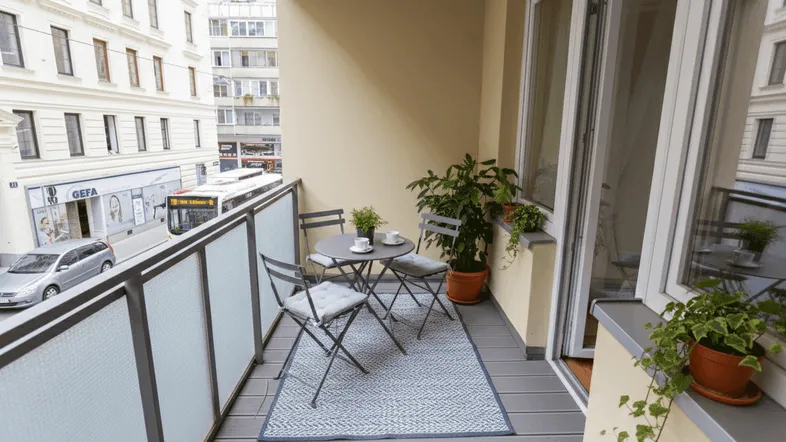 Möblierter Balkon mit Blick auf die Stadtstraße, ideal für entspannte Stunden im Freien.