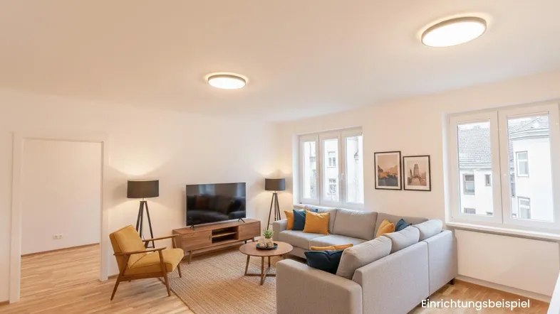Helles, modern eingerichtetes Wohnzimmer mit Parkettboden und Blick auf die Stadt.