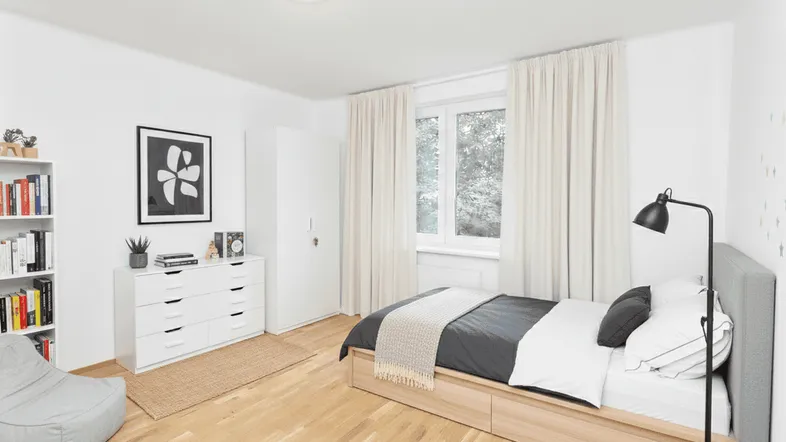 Helles Schlafzimmer mit Holzboden, großem Fenster und moderner Einrichtung als Einrichtungsbeispiel.