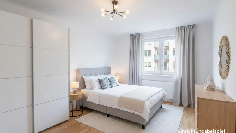 Helles Schlafzimmer mit modernem Bett, Schiebetürenschrank und Holzboden, einladend eingerichtet.