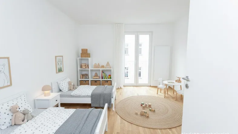 Helles Kinderzimmer mit zwei Betten, Holzfußboden und Zugang zu einem französischen Balkon.
