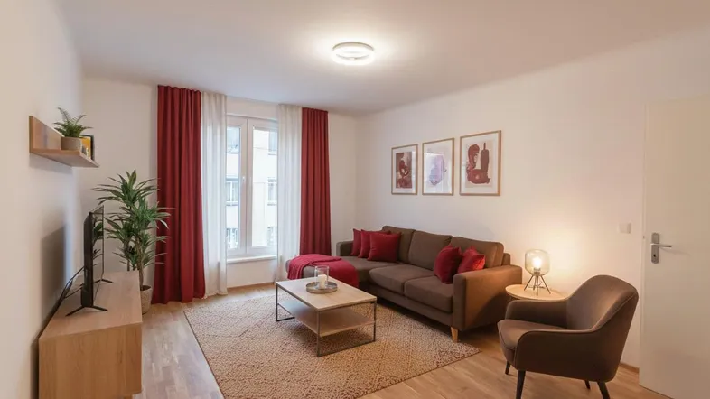 Helles Wohnzimmer mit modernem Sofa, Holzboden und roten Vorhängen als Einrichtungsbeispiel.