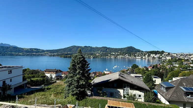 Panoramablick auf den See und die umliegende Landschaft von einer Baustelle aus.
