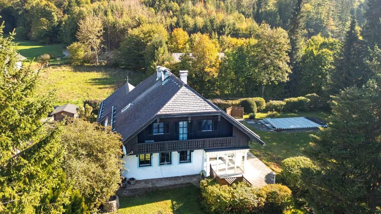 Idyllisches Haus in ländlicher Umgebung mit großem Garten, Pool und weitreichendem Bergblick.