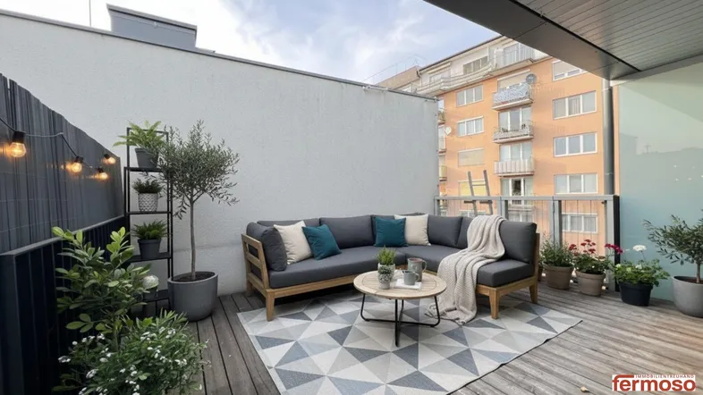 Gemütliche Dachterrasse mit bequemen Loungemöbeln, Pflanzen und stimmungsvoller Beleuchtung für entspannte Abende.