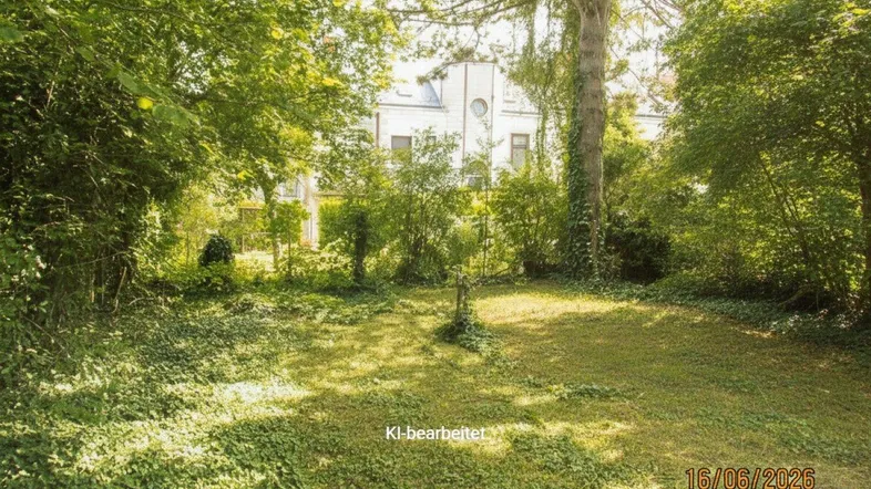 Großer Gartenbereich mit üppigem Grün und Blick auf ein historisches Gebäude im Hintergrund.