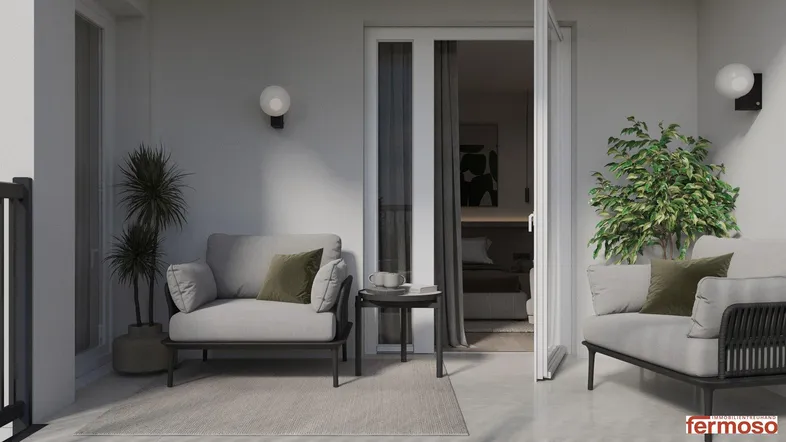 Moderne Balkonmöbel auf einem hellen Balkon mit Pflanzen und Zugang zum Innenraum.