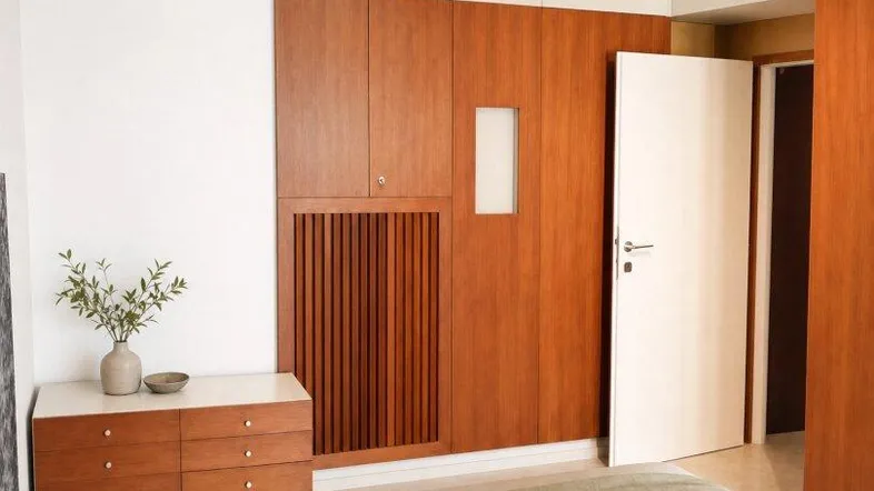 Helles Schlafzimmer mit Holzeinbauschränken und modernem Bett als Einrichtungsvorschlag.