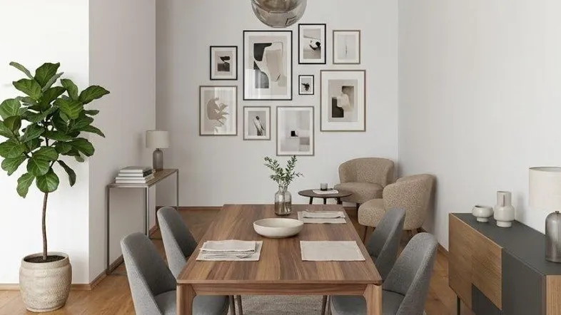 Moderner Essbereich mit Holztisch, grauen Stühlen und dekorativen Bildern an der Wand.