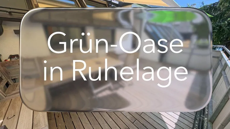 Geräumige Holzterrasse mit Markise und Sitzgelegenheiten, ideal zum Entspannen.