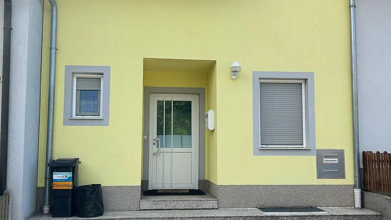 Hauptzugang mit 2 Autoabstellp