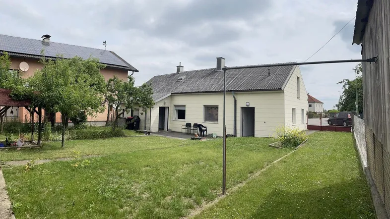 Einfamilienhaus mit schönem Garten und Nebengebäude
