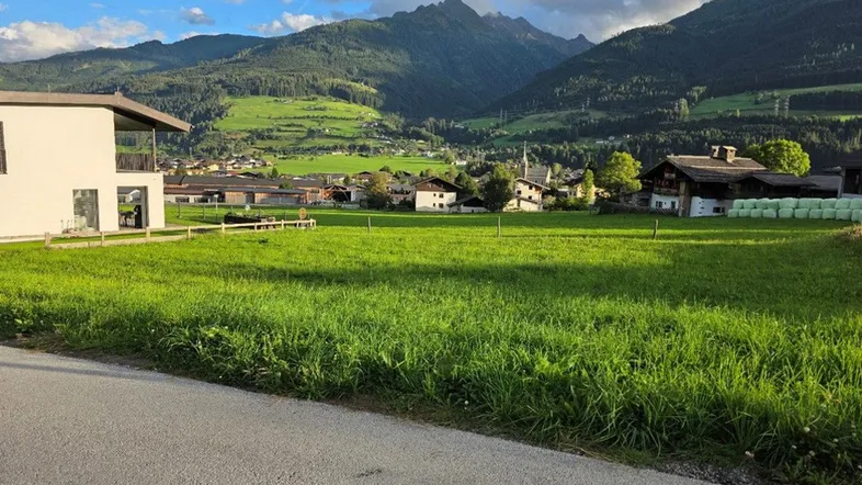 am Rand einer kleinen Siedlung