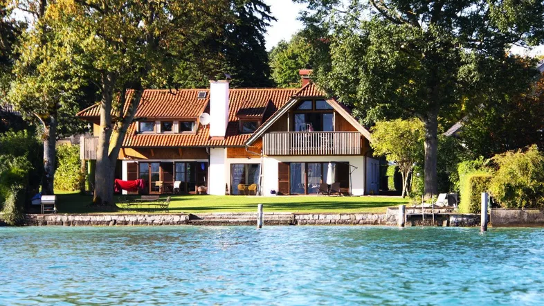 Hausansicht vom See