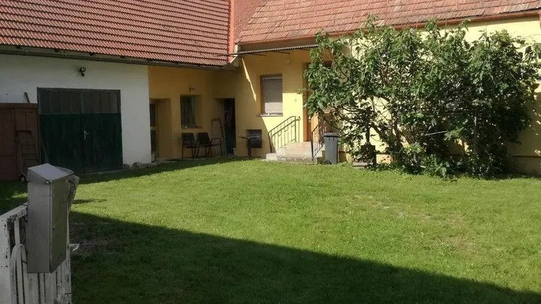 Uneinsichtiges Haus m. Scheune
