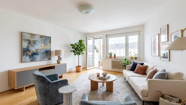 Helles Wohnzimmer mit Parkettboden, modernen Möbeln und Zugang zum Balkon.