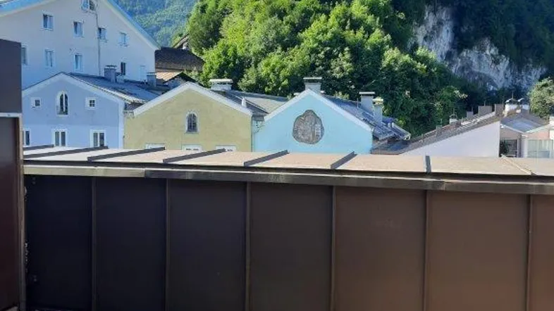 Holzterrasse mit Blick auf die historische Stadt und die majestätische Burg auf dem Hügel.