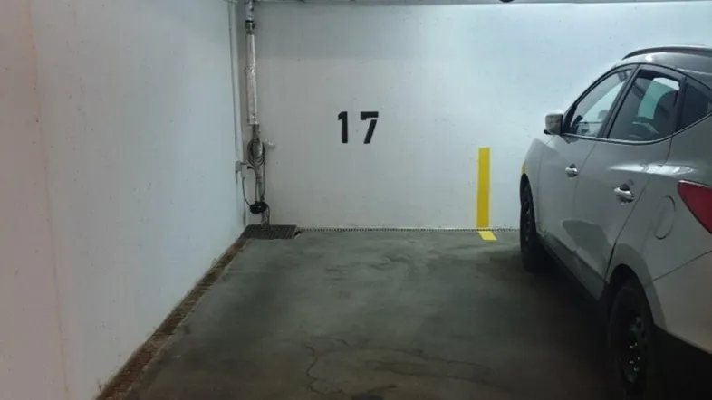 Tiefgaragenstellplatz Nummer 17 mit ausreichend Platz für ein Fahrzeug und Betonboden.