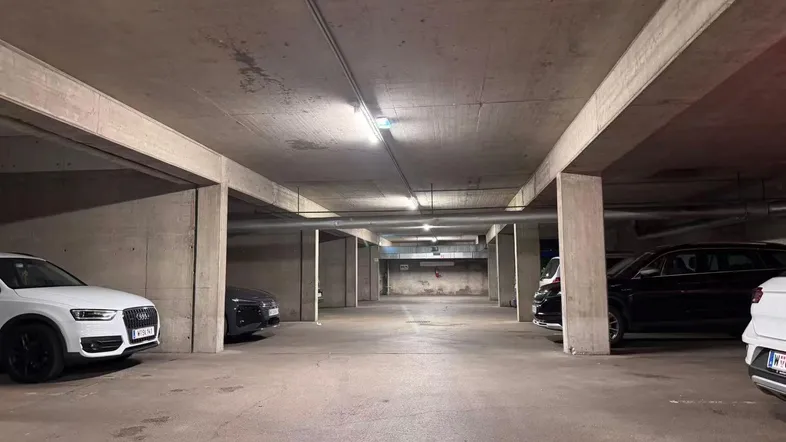 Geräumige Tiefgarage mit mehreren Stellplätzen und massiver Betonkonstruktion.