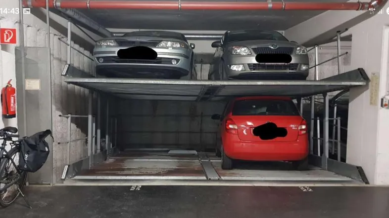 Tiefgarage mit Doppelparker-System, bietet Platz für mehrere Fahrzeuge und ein Fahrrad.