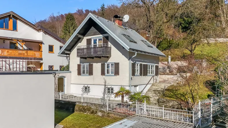 Charmantes Einfamilienhaus mit Satteldach, Balkon und grüner Umgebung in ländlicher Lage.