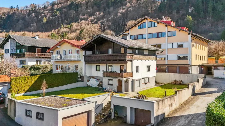 GROßZÜGIGE DOPPELHAUSHÄLFTE MIT TERRASSE, BALKON UND GARAGE IN GNIGL