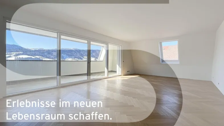 Heller Raum mit Parkettboden, großer Fensterfront, Balkonzugang und beeindruckendem Bergblick.