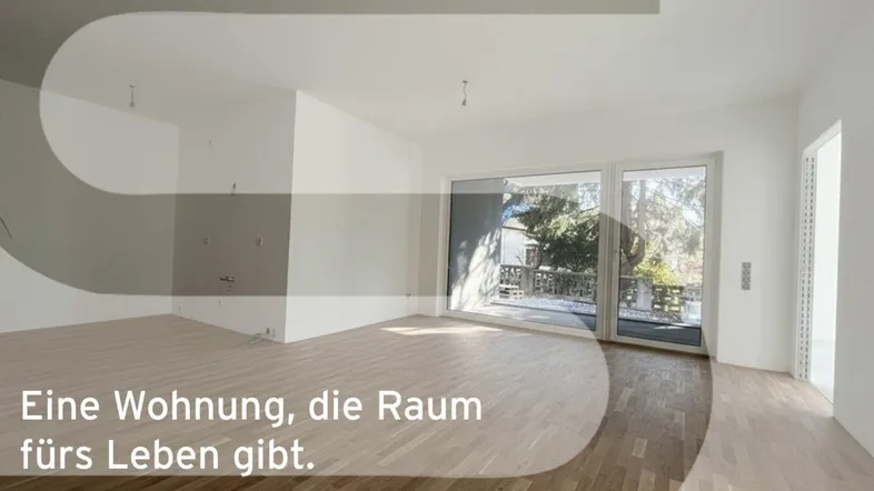 Heller, leerer Raum mit Holzboden und großen Fenstern, die Zugang zu einem Außenbereich bieten.