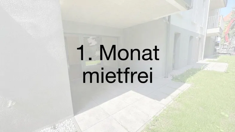 Ebenerdige Terrasse mit Fliesenboden und Rasenfläche, Teil eines modernen Neubaus mit hellem Ambiente.