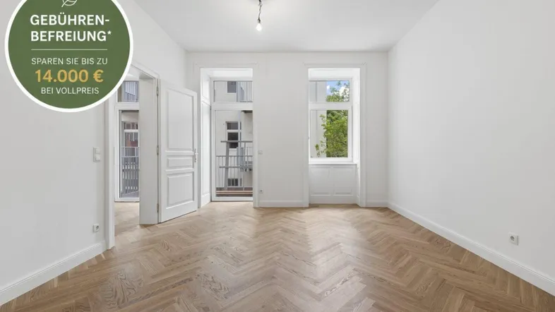 Heller Raum mit Fischgrätparkett, weißen Wänden und Zugang zu einem französischen Balkon.