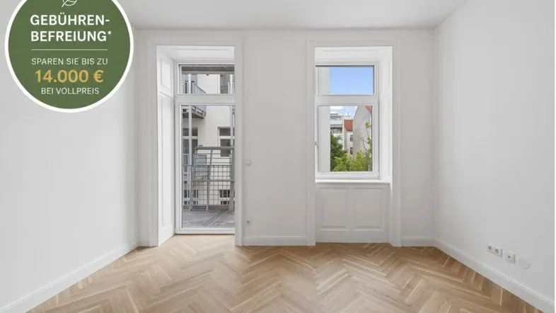 Heller Raum mit elegantem Fischgrätparkett, hohen Decken und Zugang zu einem Balkon oder einer Terrasse.