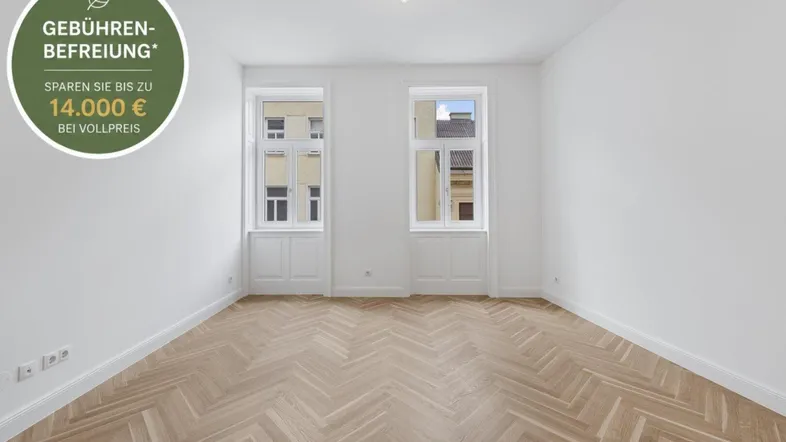 Heller, frisch renovierter Raum mit Fischgrätparkett und hohen Fenstern in einem Altbau.