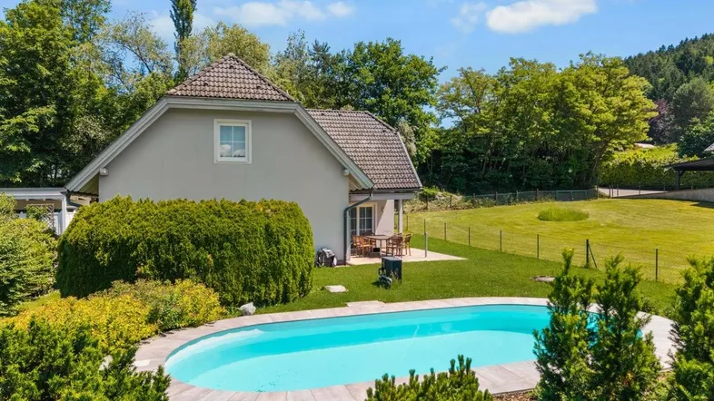 Freistehendes Haus mit großem Garten, privatem Pool und sonniger Terrasse im Grünen.