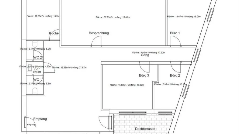Detaillierter Grundrissplan mit verschiedenen Büroräumen, Empfangsbereich, Küche, Toiletten, Dachterrasse und Balkon.