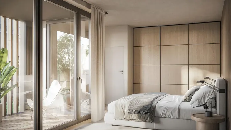 Modernes Schlafzimmer mit Holzboden, großen Fenstern und Zugang zu einem Balkon.