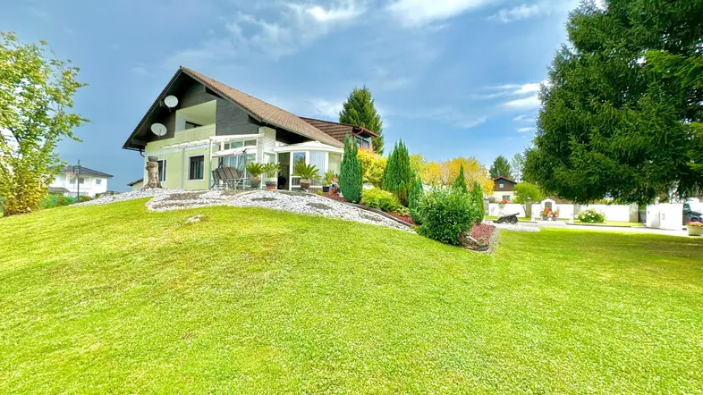 Großzügiger Gartenbereich mit gepflegtem Rasen und Blick auf das Einfamilienhaus.