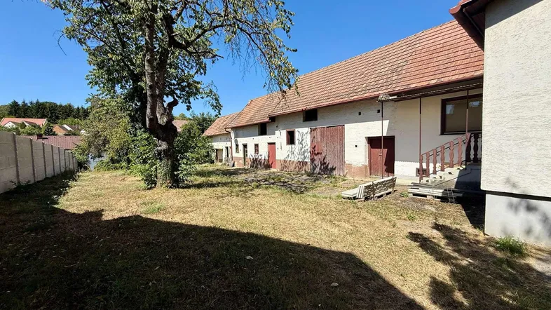 Ländliches Anwesen mit mehreren Gebäuden und großem, sonnigen Grundstück.