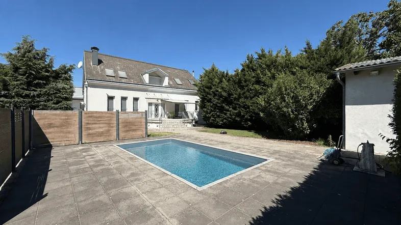 Großzügiger Außenbereich mit privatem Swimmingpool und gepflegtem Garten hinter dem Haus.