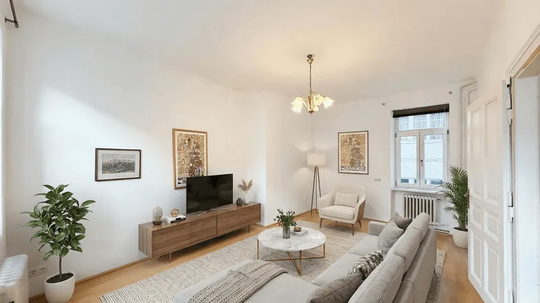 Helles Wohnzimmer mit modernem Sofa, Holzboden und dekorativen Elementen.