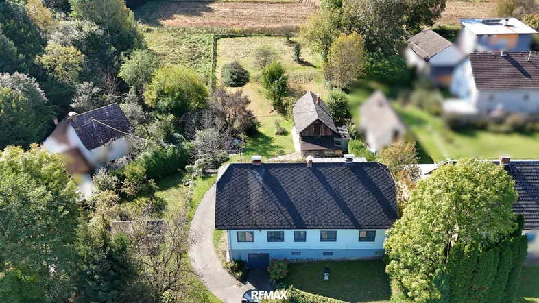 Luftaufnahme des Anwesens mit Wohnhaus, Nebengebäuden und weitläufigem Grundstück.