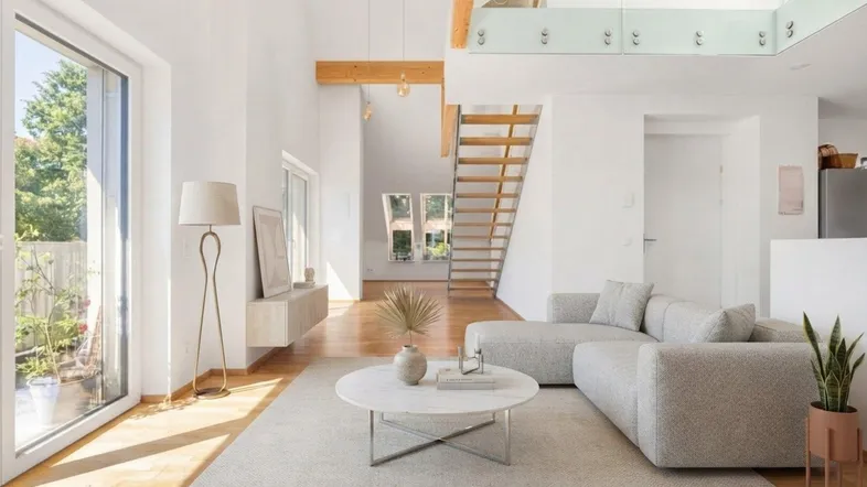 Helles, modernes Wohnzimmer mit hohen Decken, Holzboden und Zugang zu einem Balkon oder Garten.
