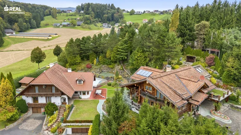 Luftaufnahme des Anwesens mit zwei Gebäuden, weitläufigem Garten und ländlicher Umgebung.